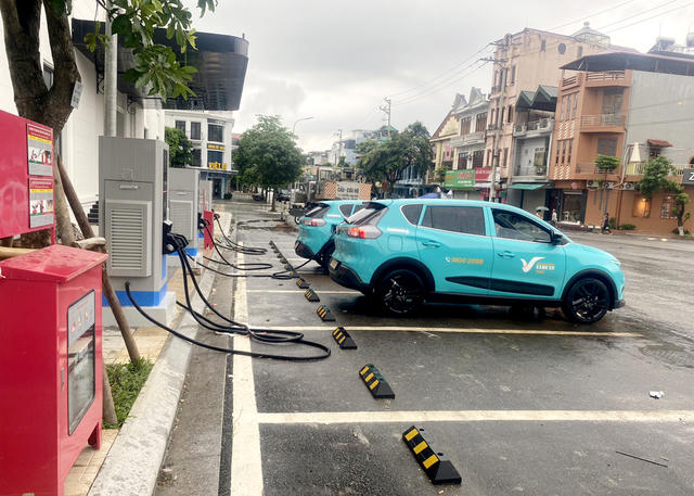 VinFast công bố chính sách miễn phí sạc pin ô tô điện 3 năm và đổi pin xe máy điện