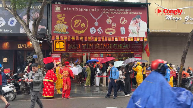 Người dân đội mưa xếp hàng mua vàng ngày Vía Thần Tài Người dân đội mưa xếp hàng mua vàng ngày Vía Thần Tài