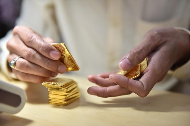 Người cao tuổi có bắt buộc phải chuyển khoản khi mua vàng?