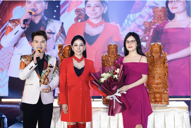 Nữ doanh nhân Bắc Ninh đấu giá thành công tượng Tam đa tại Hoa hậu Doanh nhân Việt Nam 2026