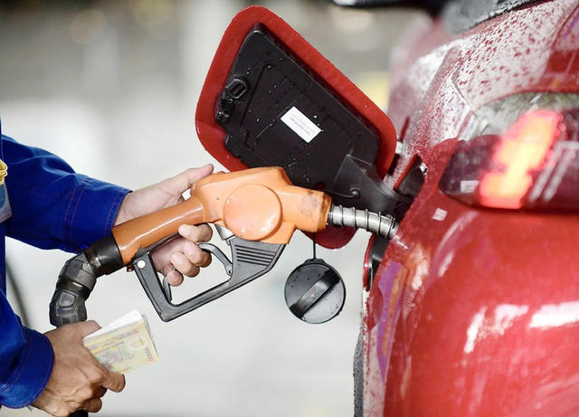 Giá xăng, dầu ngày 14/3: Chi quỹ bình ổn mạnh tay để ghìm giá xăng, dầu