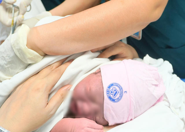 Đề xuất hỗ trợ tiền cho phụ nữ sinh đủ hai con trước 35 tuổi