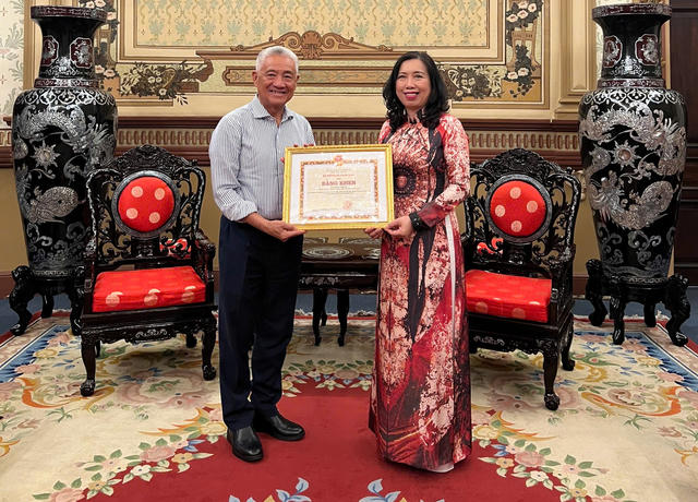 Tặng bằng khen cho Tiến sĩ Nguyễn Thanh Mỹ - doanh nhân kiều bào Canada