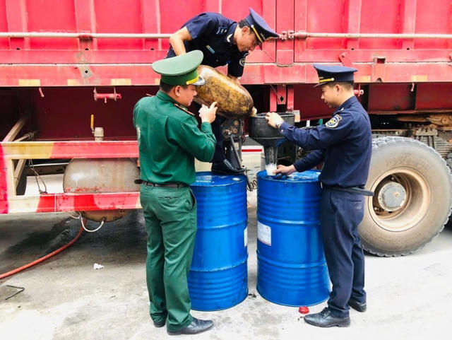 Ngăn chặn vụ giấu 400 lít chất lỏng nghi là dầu diesel trong rơ moóc