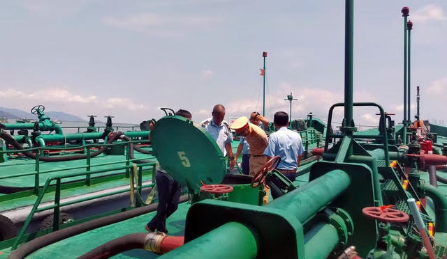 Xử phạt hơn 150 triệu đồng hai tàu chứa dầu không rõ nguồn gốc