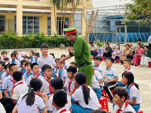 Gia Lai triển khai mô hình “Cổng trường tự quản”, tăng cường giáo dục an toàn giao thông cho học sinh