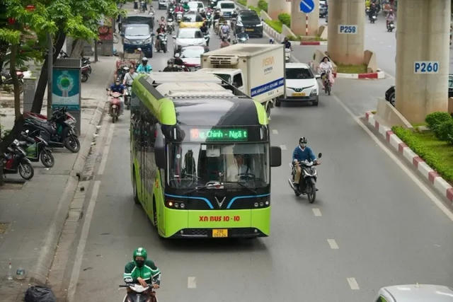 Hà Nội đưa thêm 52 xe buýt điện vào khai thác
