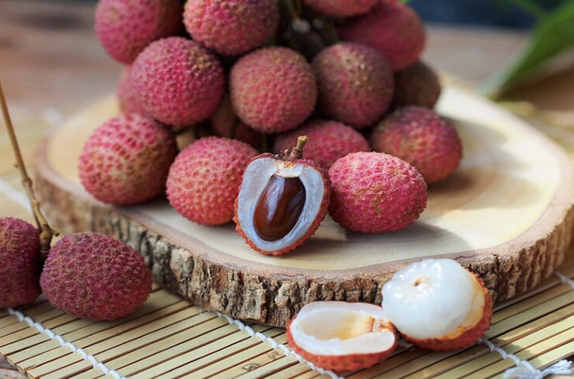 Vải thiều chín sớm được giá trong dịp lễ 