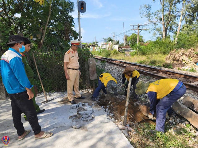 Đắk Lắk: Rào đóng lối đi tự mở, ngăn nguy cơ tai nạn đường sắt