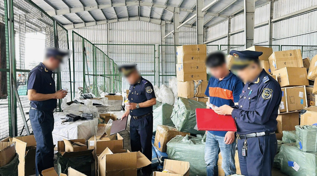 Hơn 14.500 chai mỹ phẩm hết hạn cùng loạt hàng giả bị phát hiện tại cảng Cát Lái
