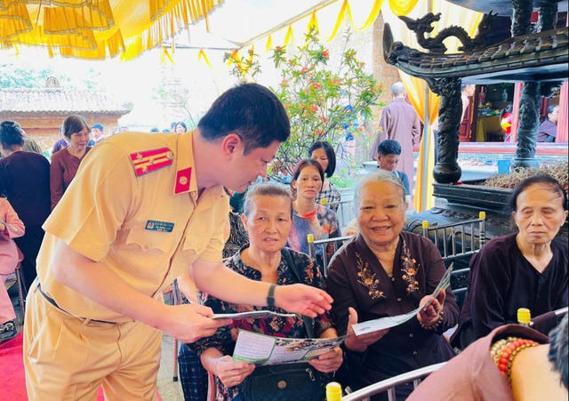 Tuyên truyền pháp luật về an toàn giao thông cho tăng ni, phật tử tại Thái Nguyên