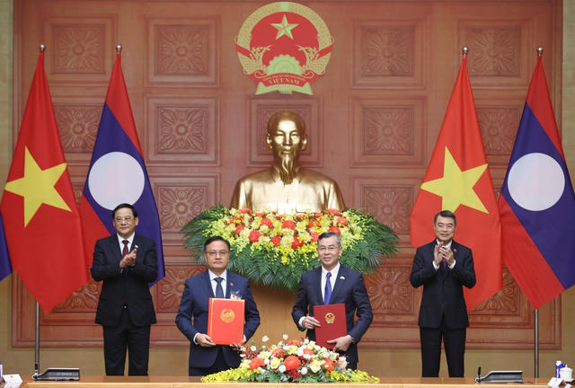 Việt Nam - Lào trao 4 văn kiện hợp tác quan trọng