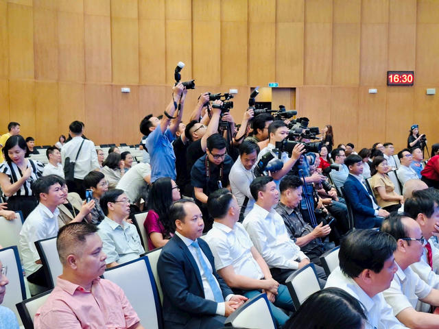 Nỗ lực thầm lặng của những người đứng sau ống kính Nỗ lực thầm lặng của những người đứng sau ống kính