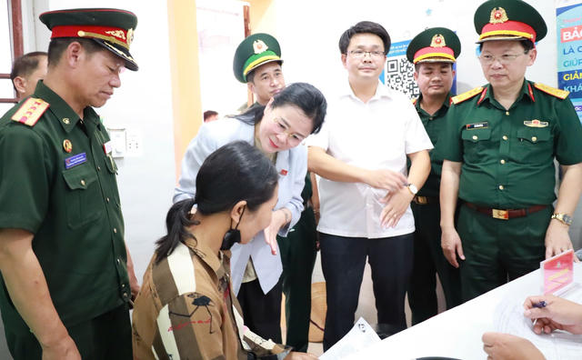 Khám, cấp thuốc miễn phí cho hơn 600 người dân biên giới Việt - Lào