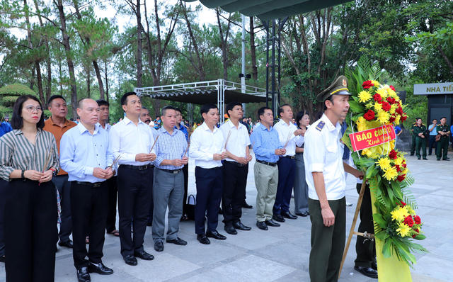 Hành trình về nguồn tại miền Trung tri ân các anh hùng liệt sĩ