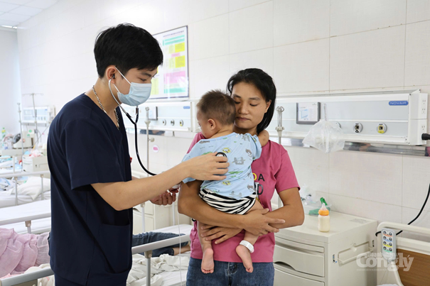 Cứu sống bé trai 15 tháng tuổi nguy kịch sau khi bị ong vò vẽ đốt 