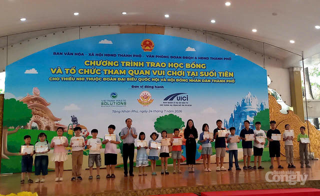 Trao học bổng cho con cán bộ, người lao động Đoàn ĐBQH và HĐND TP.HCM