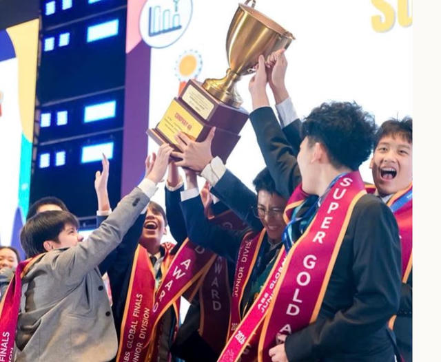 Học sinh Việt Nam lần đầu giành giải Siêu Vàng tại Diễn đàn Kinh tế Thanh niên Thế giới