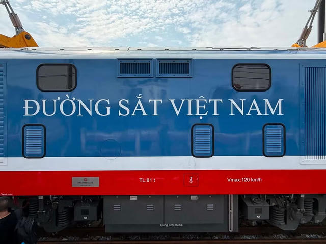 Đường sắt Việt Nam đưa đầu máy D19E thế hệ mới vào khai thác
