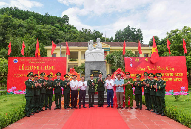 Khánh thành Tượng đài “Bác Hồ với chiến sĩ Biên phòng” tại Pò Hèn Khánh thành Tượng đài “Bác Hồ với chiến sĩ Biên phòng” tại Pò Hèn