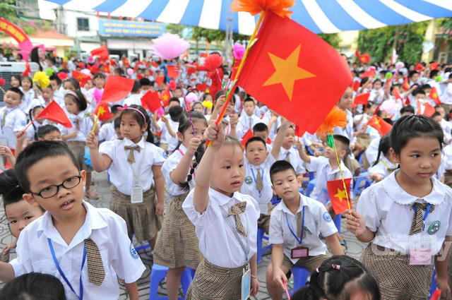 Cả nước khai giảng năm học mới cùng thời điểm, kết hợp trực tiếp và trực tuyến