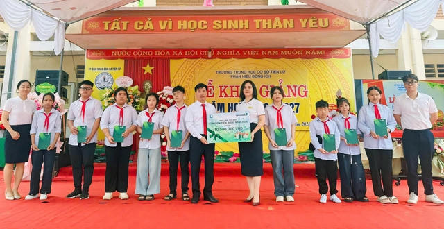 Vietcombank trao 7.350 suất học bổng “Cùng em tiến bước”