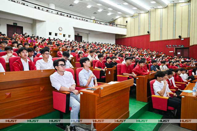 Đại học Bách khoa Hà Nội đưa tinh thần thượng tôn pháp luật vào Tuần định hướng tân sinh viên