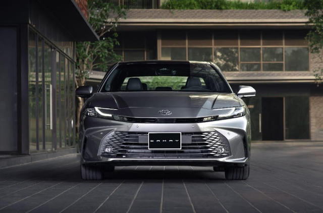 Toyota Camry HEV hướng tới trải nghiệm số, giá từ 1,32 tỷ đồng