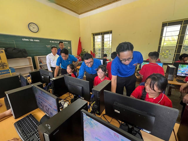 Tuổi trẻ ngành Ngân hàng đồng hành cùng học sinh vùng khó