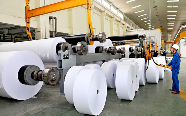 Doanh nghiệp sản xuất giấy cần căn cứ lượng khí thải, nước thải để thực hiện thủ tục môi trường