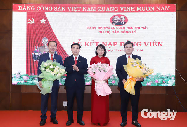 Chi bộ Báo Công lý kết nạp 3 đảng viên mới
