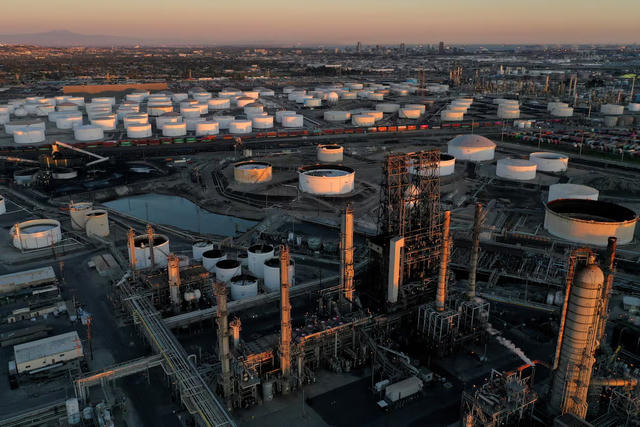 Giá dầu phân hóa mạnh: Brent giữ trên 104 USD, WTI giảm khoảng 8% trong tuần